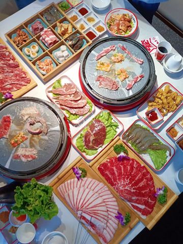 这家湘派烤肉太彪悍了，烤肉按斤上，可乐生菜无限量