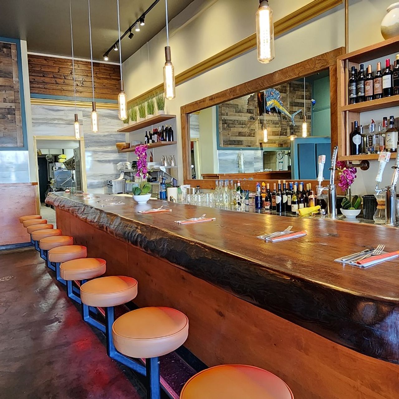 Nura Sushi & Island Grill餐厅图片