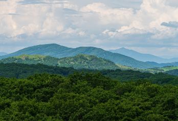 吉林图们图们国门景区一日游【防川图们边境风光一日游】【产品亮点: ● 一眼望三国—龙虎阁，远眺日本海，欣赏中朝俄三国交界地带的壮丽景色】