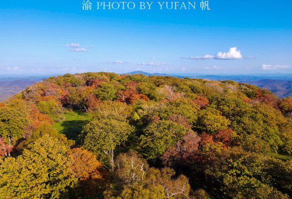 吉林龙湾迎来最美时节,如同上帝打翻的调色盘,堪称中国最美秋色