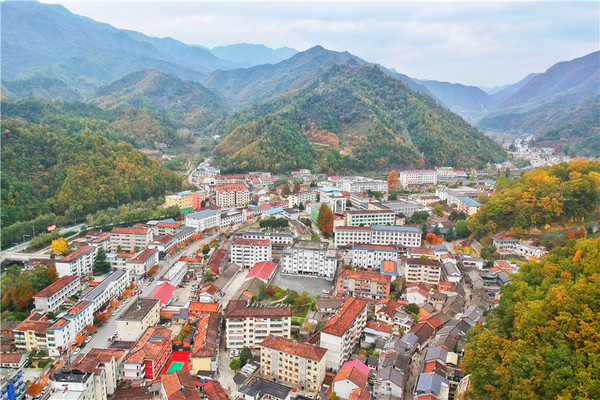 陕西这个小城市,风景清幽,人人都说四川话,就连美食也都是川味