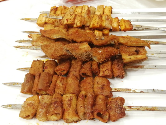烤羊肠、牛肚、板筋，在南宁阿布都吃这些新疆烤串会上瘾的！