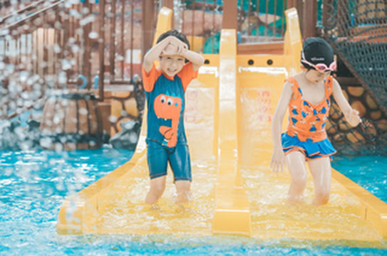 全世界都在催你长大,还好有游乐园守护你的童心