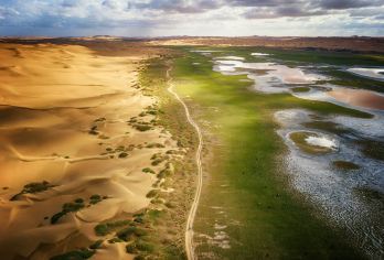 银川到阿拉善左旗腾格里沙漠乌兰湖+骆驼湖等五湖穿越一日游【穿越贺兰山、打卡网红沙漠公路、五湖连游，行程紧凑不赶路。】