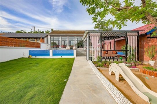 北京平谷金海湖合心小筑民宿,露天泳池美炸了!滑梯沙滩秋千野奢十足