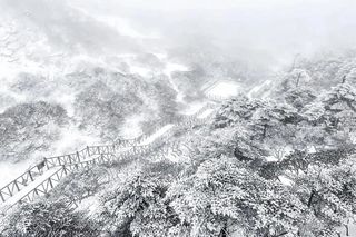 大理苍山和鸡足山，迎2022年初雪，如水墨画般绝美、震撼！