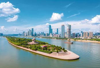 岳麓山爱晚亭+湖南博物院+湘江游轮+岳麓书院+橘子洲一日游【安排百年老店-坡子街[火宫殿总店]，品尝湖湘特色小吃，饕餮美食让您流连忘返】