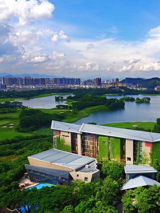 隐秀山居酒店远眺观湖,在此与自然对话