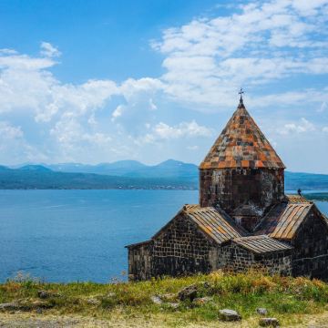 格鲁吉亚第比利斯+巴统+梅斯蒂亚+阿塞拜疆巴库+亚美尼亚埃里温+塞凡湖+斯提潘茨明达圣三一教堂+卡兹别克山15日14晚拼小团