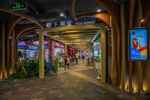 三亚风情街内设国内首创地下立体天幕水景,以及超大的威尼斯风格水系