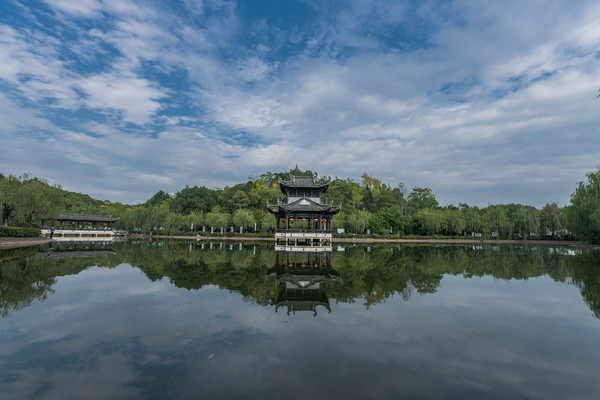 今年国庆长假，在人山人海的黄山与杭州间，还有如此清幽的城市