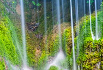 重渡沟风景区一日游【运城出发】【景区内有竹林千亩，苍翠欲滴，漫山遍野的竹海组成了滴翠河景区的主画面。】