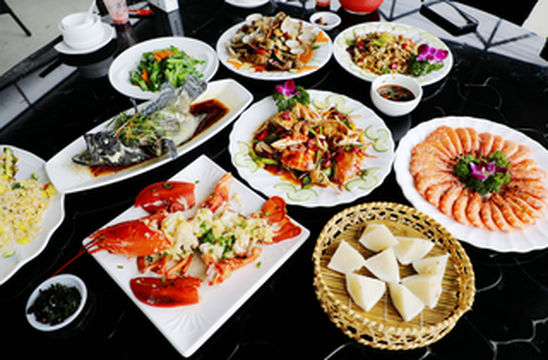 三亚美食必吃清单来了｜海鲜、椰子鸡、琼菜、古早味小吃、水果大餐