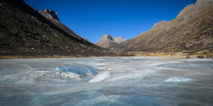 蓮寶葉則景區藍冰湖