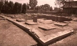 轰隆一声，千年古塔倒了，盗墓贼后悔也来不及