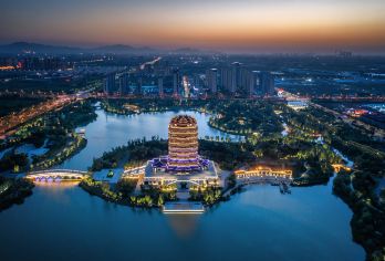 淄博周村古商城+陶瓷琉璃博物馆+八大局日游丨包车游&上门接送【[资深司机服务]熟悉线路、了解本地美食、沿途向导，适合情侣、亲子、朋友等出游选择】