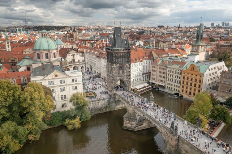 Charles Bridge (Picturesque views, romantic strolls)