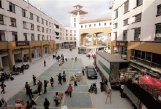 新鸿港市场购物图片