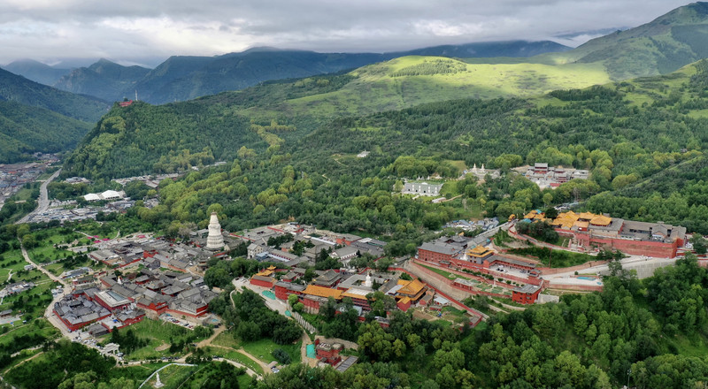 中國佛教四大名山之首，自古便是避暑勝地，日韓遊客紛紛慕名而來。