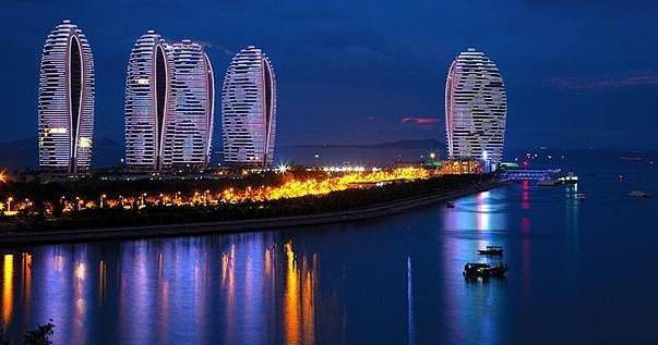 三亚旅游娱乐推荐:三亚租游艇出海VS三亚尾波冲浪!
