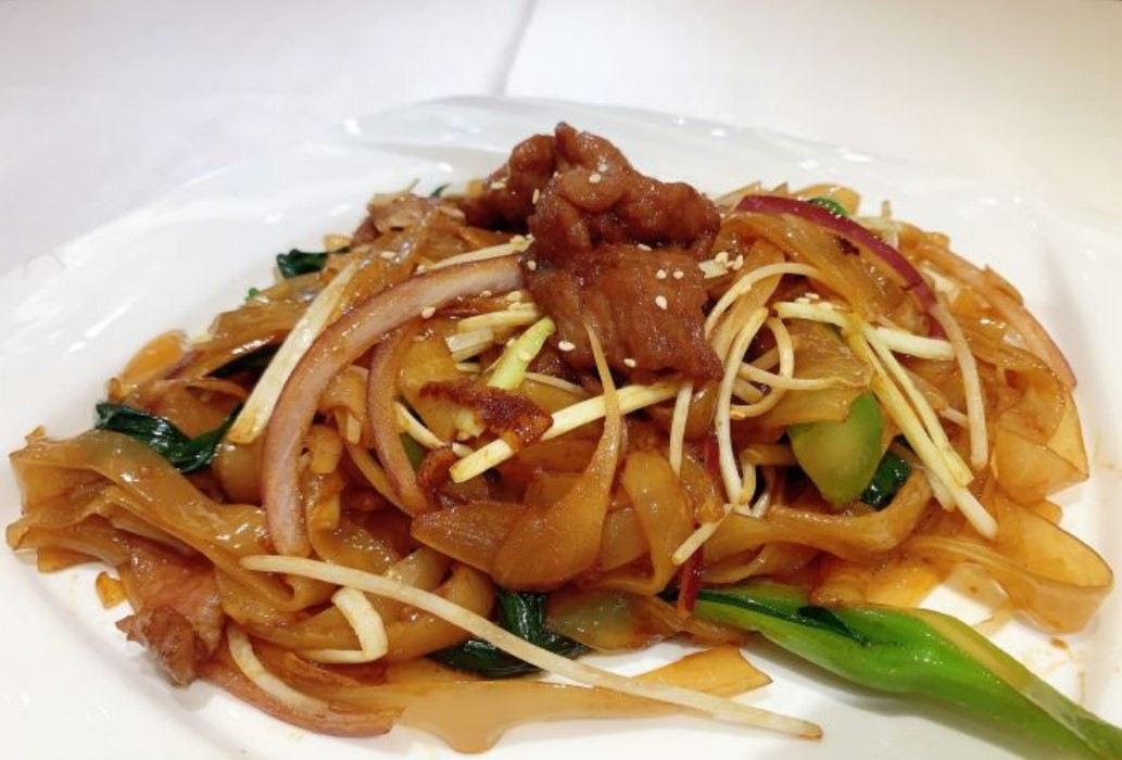 Stir-fried beef rice noodles