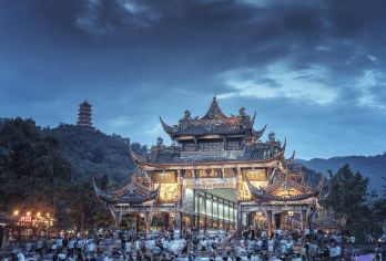 都江堰+熊猫基地（花花）纯玩一日游+赠成都三环内接早+特色餐【1：品质纯玩无购物｜三环内免费接早.便捷更省心｜正规旅游大巴车，保证一人一正座，让您的旅途充满保障】