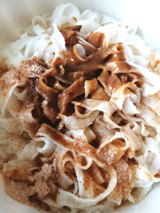 自己煮一碗麻酱拌凉皮,麻香浓郁,酸辣可口