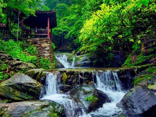周洛龙潭风景区