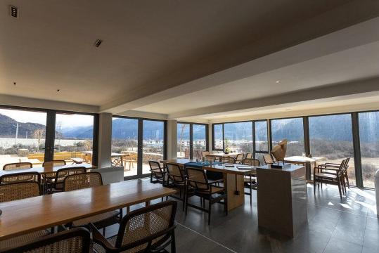 山泽居度假酒店(林芝机场店)·山泽居接待中心全景餐厅餐厅图片