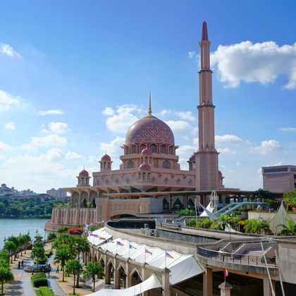 马来西亚吉隆坡+布城+粉红清真寺+首相府+吉隆坡唐人街-茨厂街+新国家皇宫+黑风洞一日游