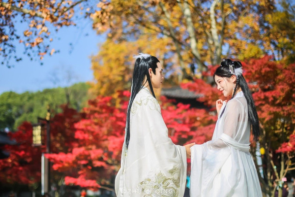 栖霞山红枫季，着一袭汉服赏南京最美秋天
