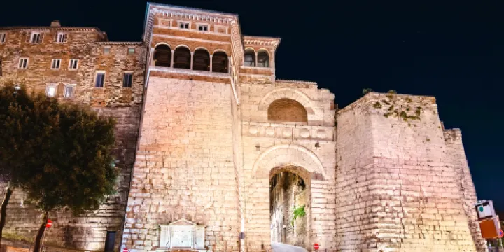 伊特魯里亞拱門