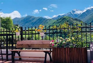 五彩缤纷的四姑娘山里藏着山脊时光客栈，秋日在此观星空美到惊艳！