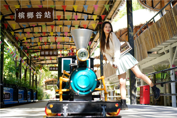 坐上空中小火车,一家人感受秋天的浪漫