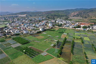 云南多条百年小火车，时速仅20公里的米轨，沿途尽享湖光山色美景