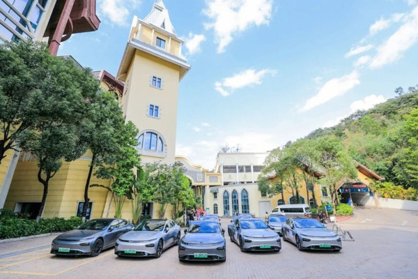 驾着小鹏P7开往童话王国-不出国门就能体验异国风情