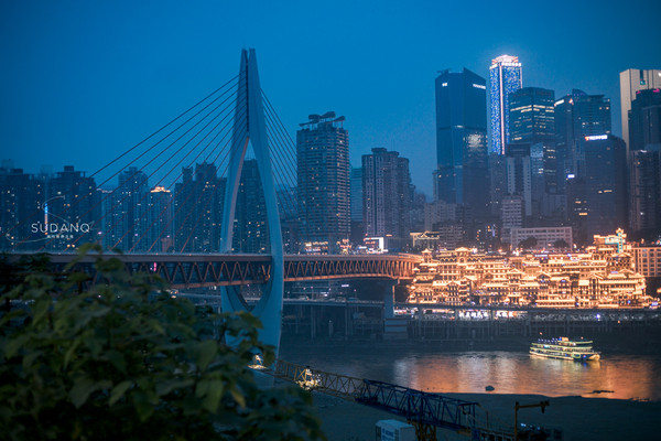 这家奢华酒店在全球仅有八家，其中一家就在重庆，充满山城意象
