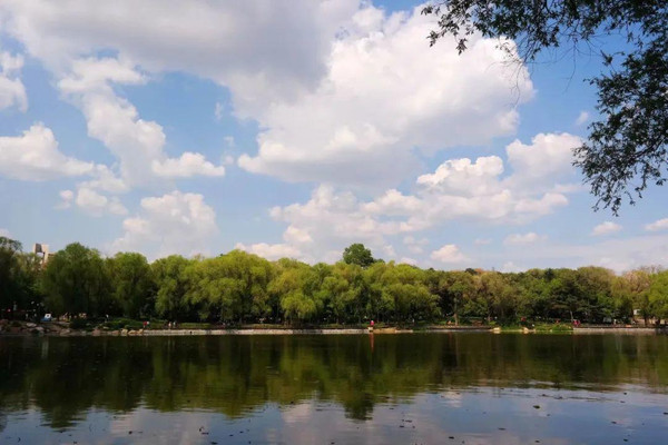 寒冷东北的长春为啥叫“北国春城”？