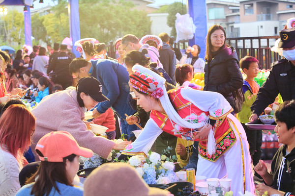 大理小院长街宴，一年又一年，红红火火