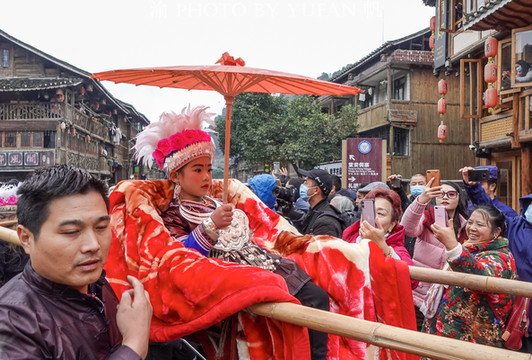 侗族新年“抬官人”,为纪念英雄已传承300年,人山人海太热闹啦