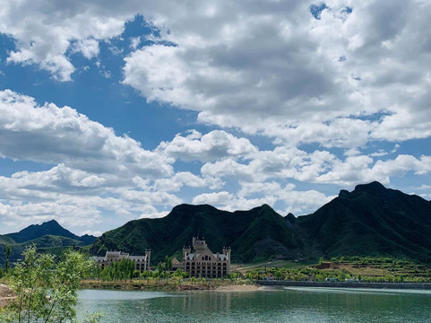 野三坡荣逸四季童话酒店主图