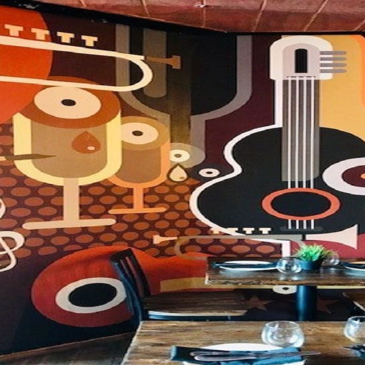 Mompou Tapas Bar & Restaurant