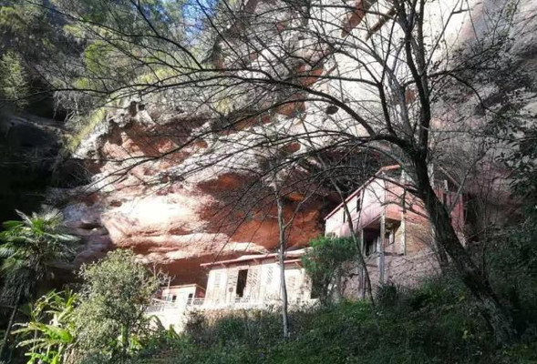 探访肖家坊藏在峭壁岩洞里的寺庙——会圣岩