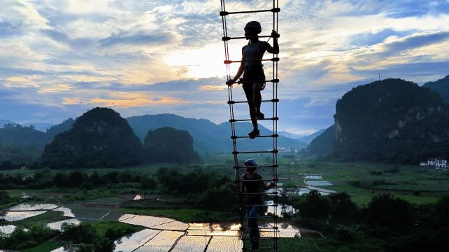 岩邦攀岩天梯飞拉达户外营地