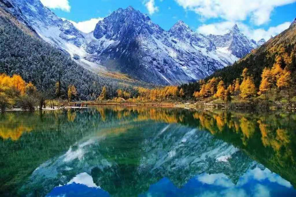人少景美！雪山下的千年古寨，阿坝州理县这些秘境红叶彩林醉人！