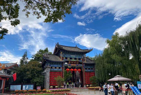 在丽江，喜欢束河古镇的天，我喜欢拉市海的景