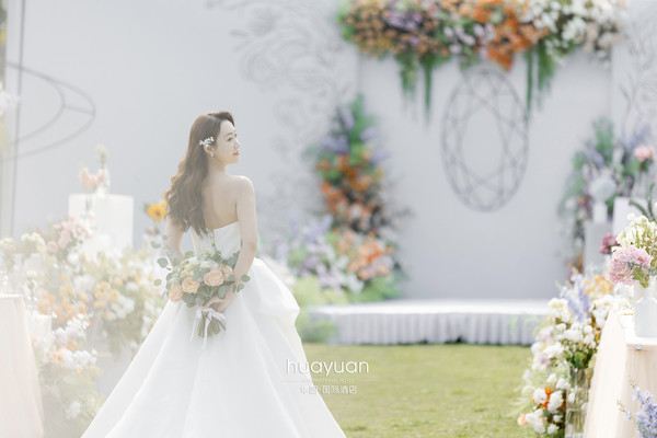 重庆草坪婚礼酒店丨闯入莫奈的花园，将这一场婚礼打造成一场梦境