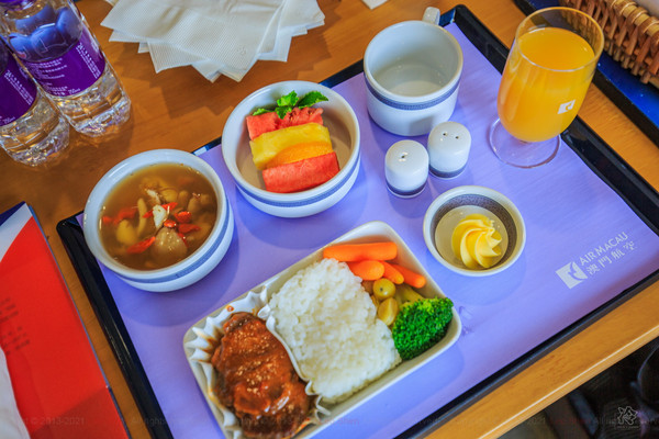 实拍“米其林星级”机上餐饮的出处，一起走进飞机餐的那些“秘密”