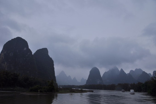 轻烟细雨漓江梦 夜色霓虹四胡情
