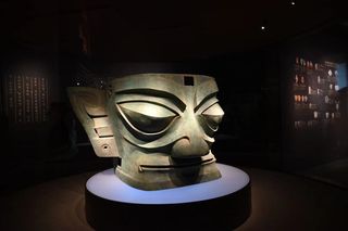 神秘莫测的三星堆，青铜大立人竟是几千年前的“奥特曼”